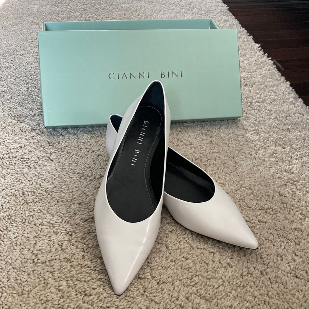 Gianni Bini White Flat; Size 6.5 M